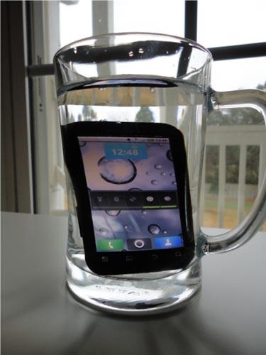 Motorola DEFY in water