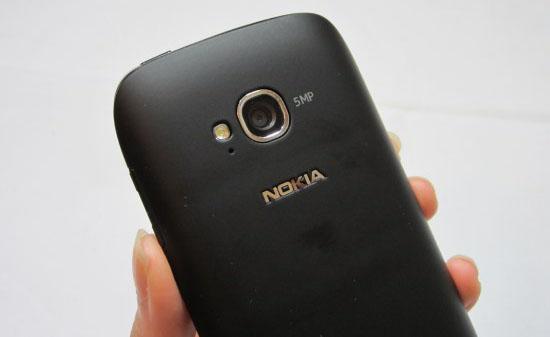 Nokia Lumia 710 rear