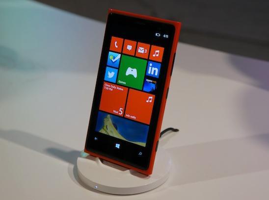 Nokia Lumia 920 high gloss red dock