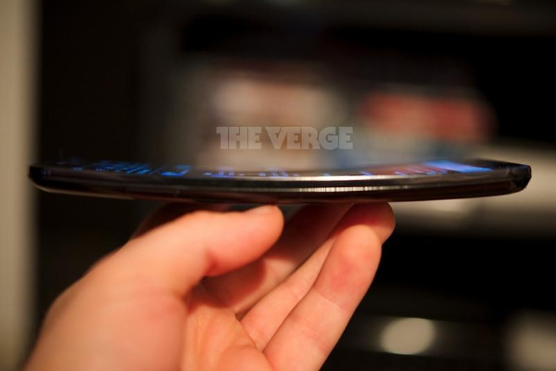 LG G Flex curved display leak