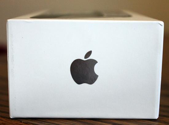 Apple logo iPhone 4S box