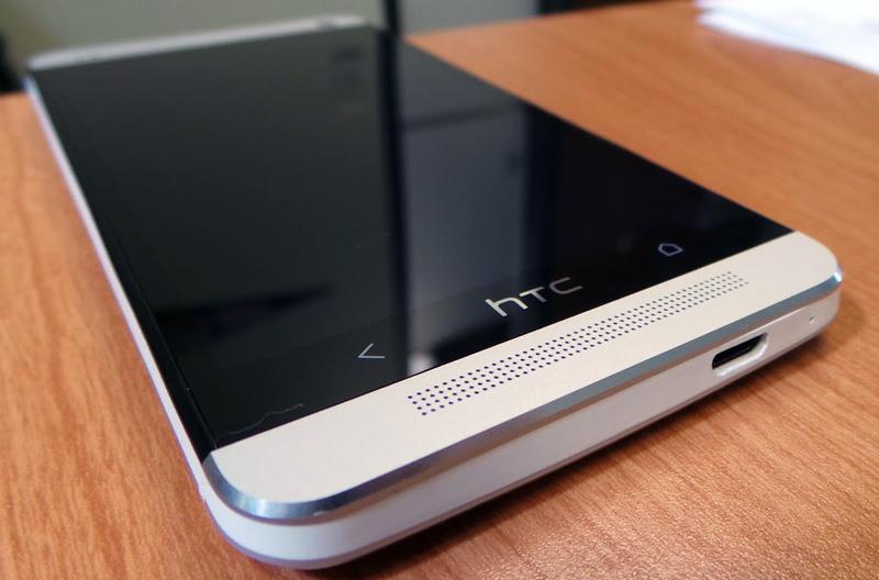 HTC One bottom close