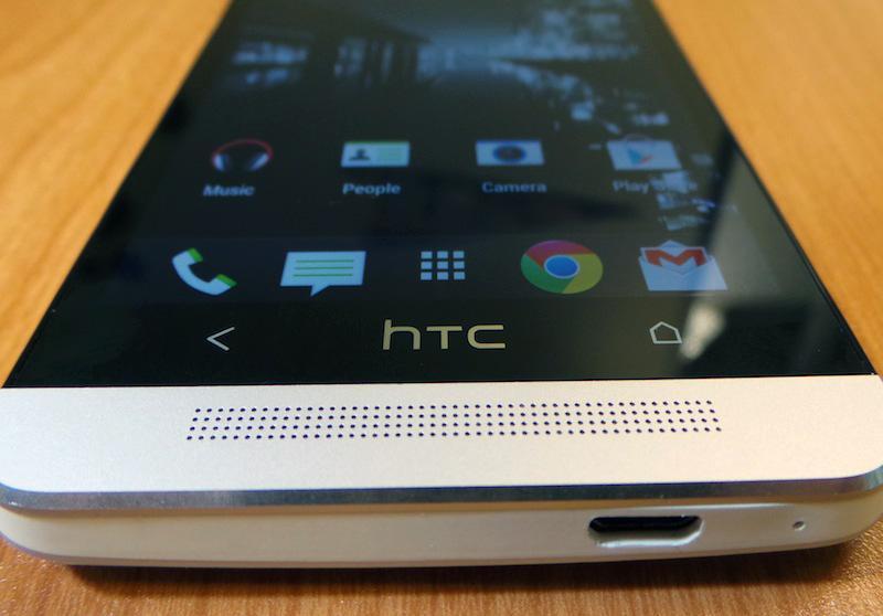 HTC One bottom