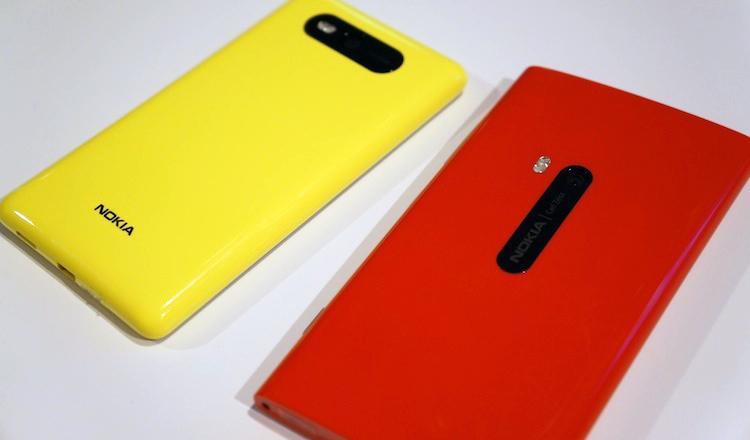 Nokia Lumia 820, Lumia 920 rear