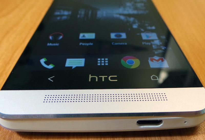 HTC One bottom