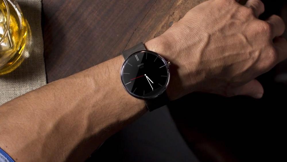 Moto 360 black leather wrist