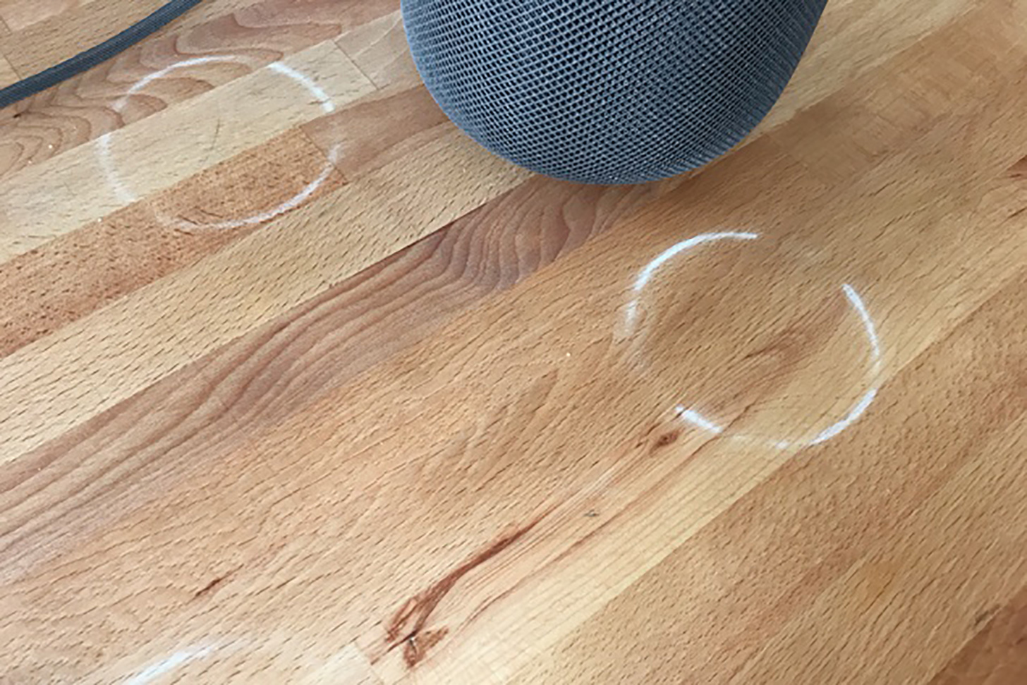 Следом мебель. Белые пятна на деревянной мебели. HOMEPOD Mini Black on Wood Table.