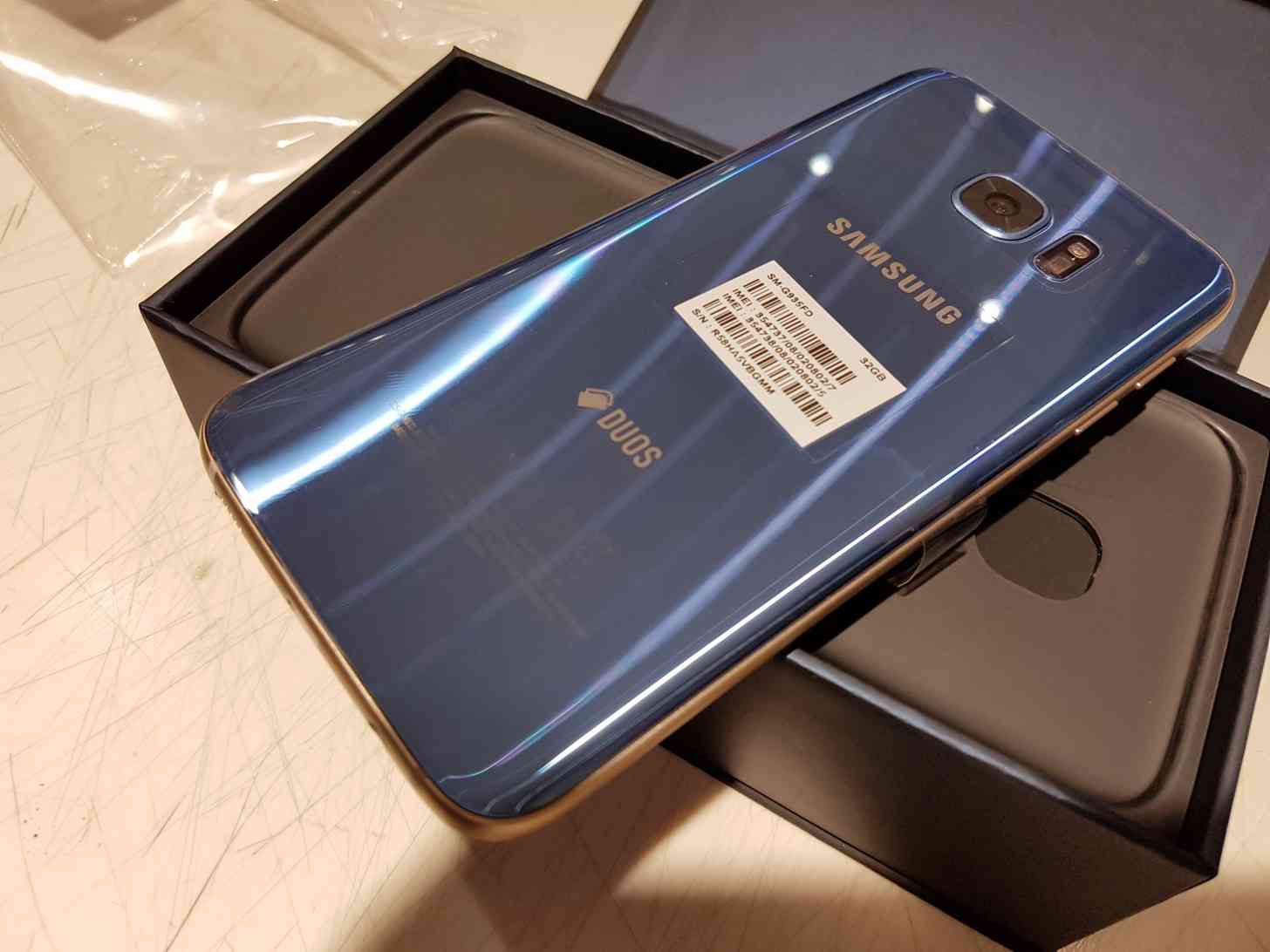 Blue Coral Samsung Galaxy S7 edge unboxing rear