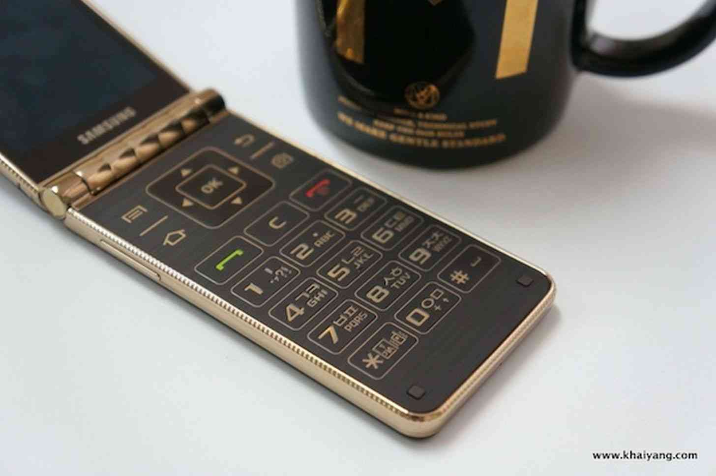 Galaxy gold 3. Золотой самсунг раскладушка с 2 дисплеями. Samsung Galaxy Golden 3. Samsung Galaxy Golden 16 ГБ. Samsung Golden раскладушка.