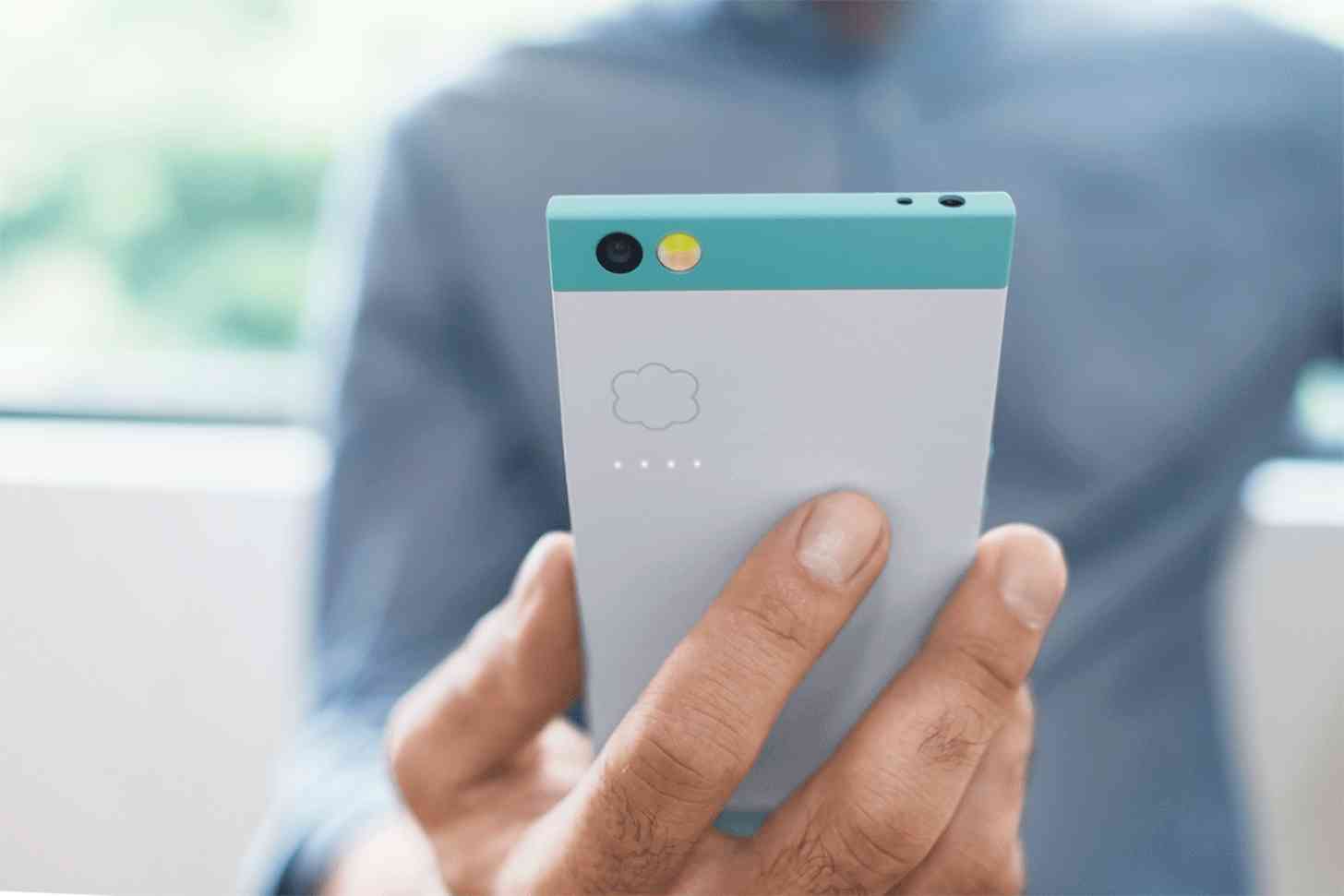 Nextbit Robin official in hand