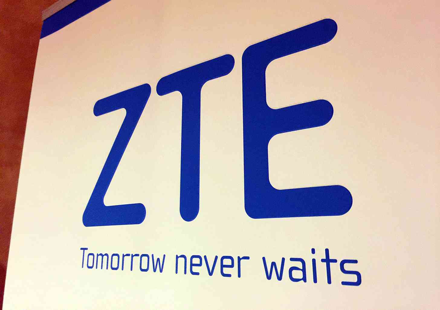 ZTE logo CES