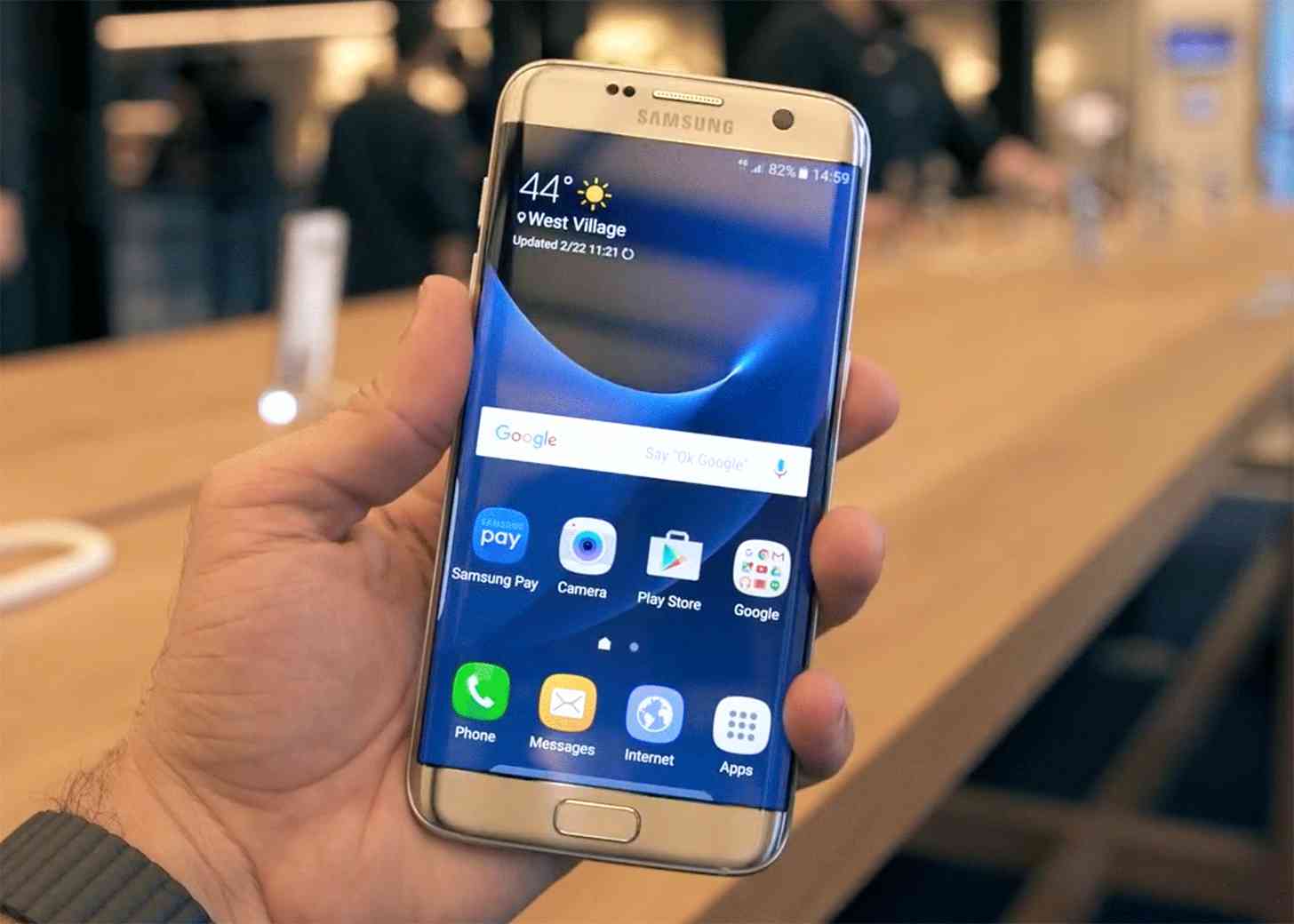 Samsung Galaxy S7 edge front hands on