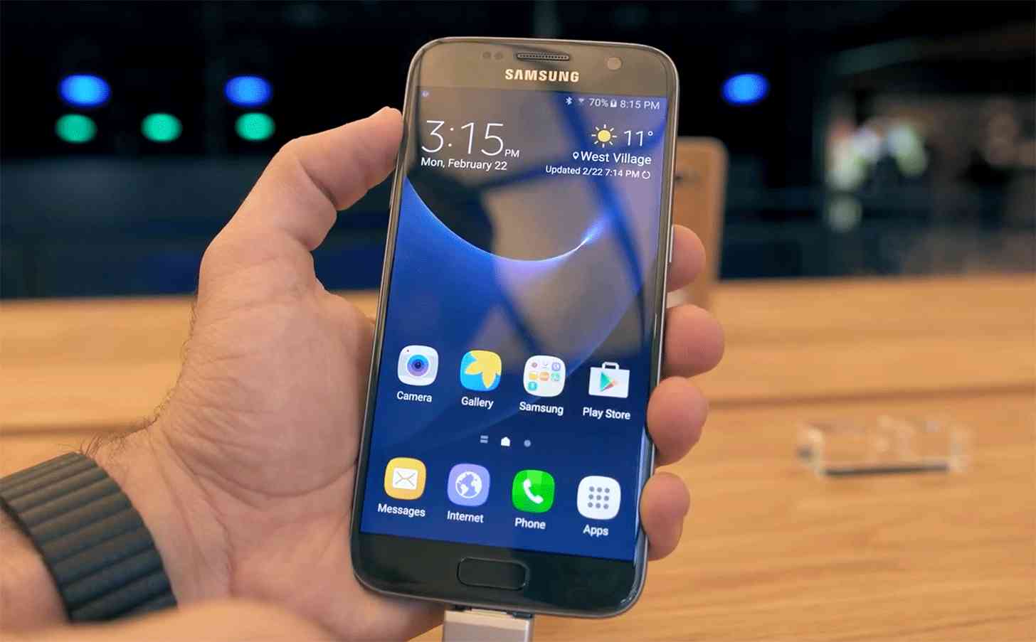 Samsung Galaxy S7 hands-on angle large