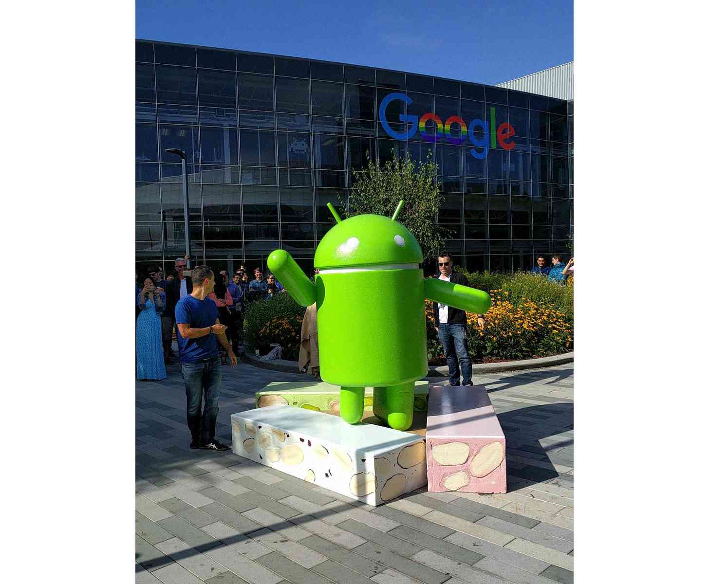 Android 7.0 Nougat statue Google headquarters