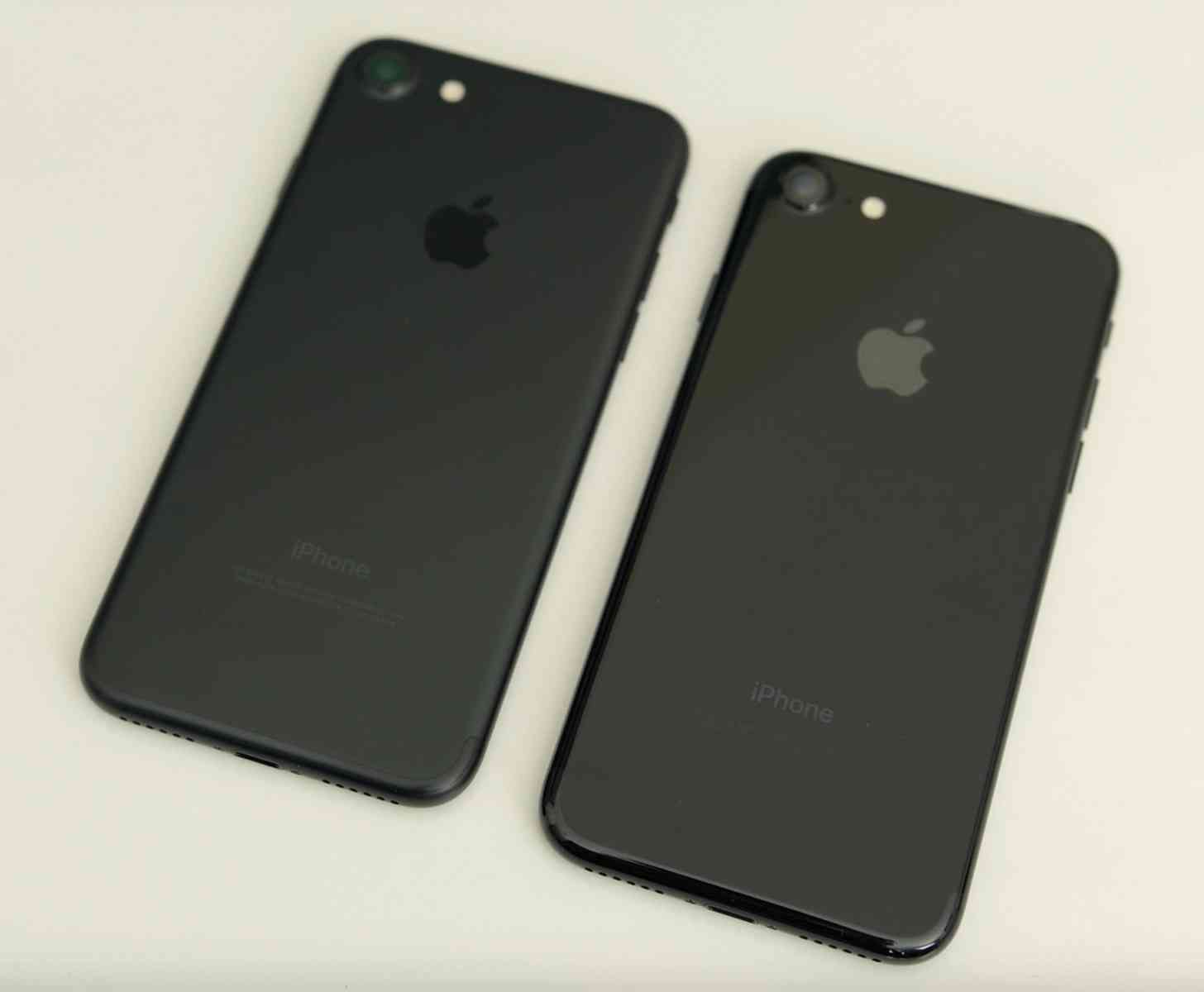 iPhone 7 Black, Jet Black comparison