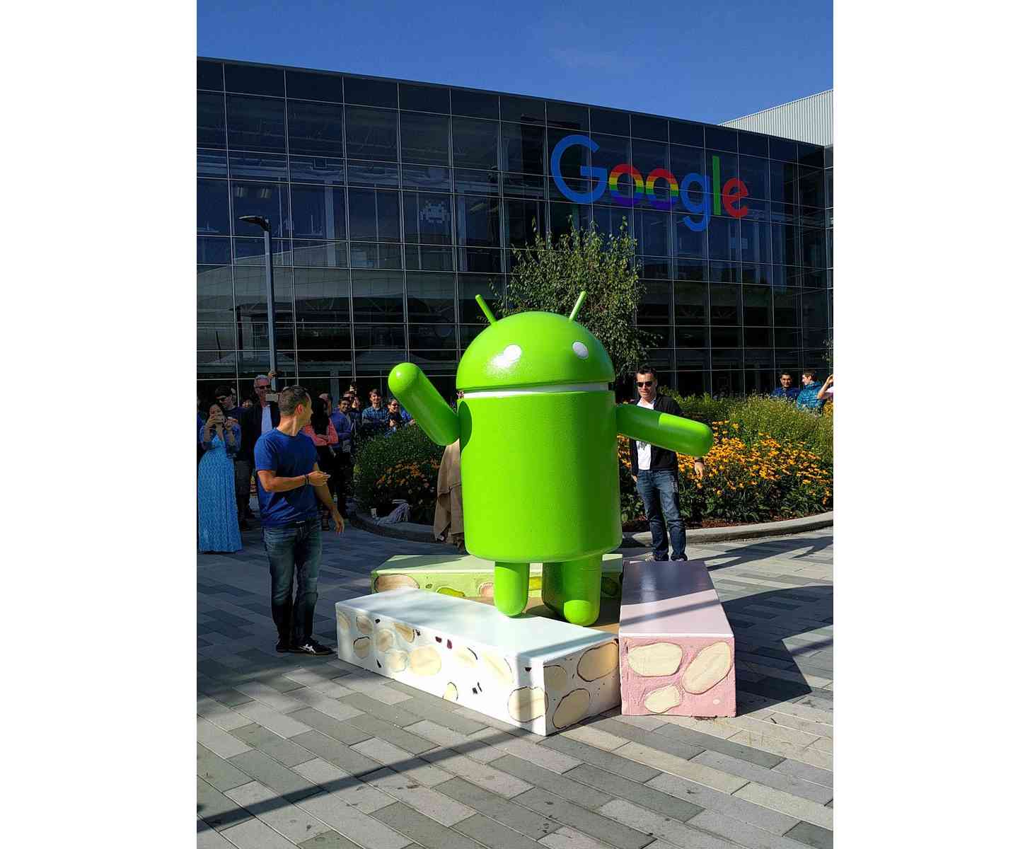 Android 7.0 Nougat statue Google