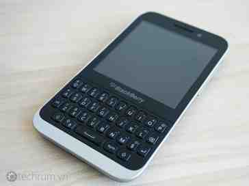 BlackBerry Kopi poses for new set of clear photos