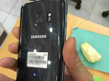 Samsung Galaxy S7 reportedly shows its backside in leaked photo
