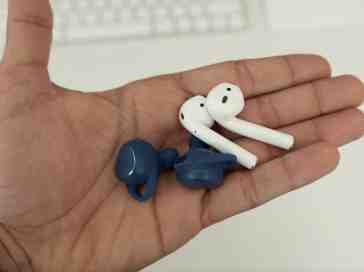 AirPods vs Gear IconX